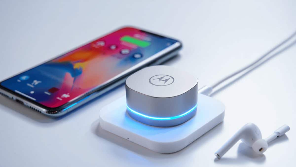 El aparato que Google bendijo para quitar los cables de Android Auto vuelve mejorado: Motorola resucita su éxito agotado