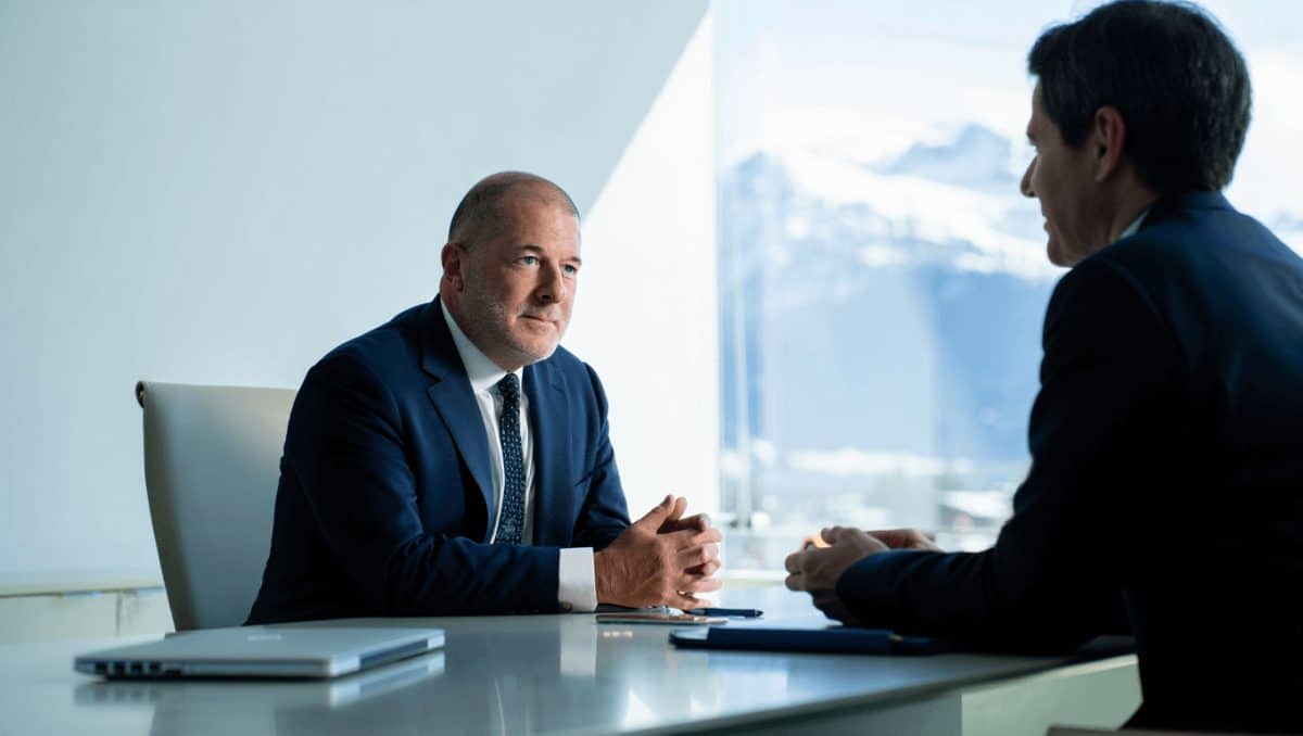 El "anti-smartphone" de Sam Altman ya tiene fecha: OpenAI lanzará a finales de 2026 su dispositivo diseñado por Jony Ive