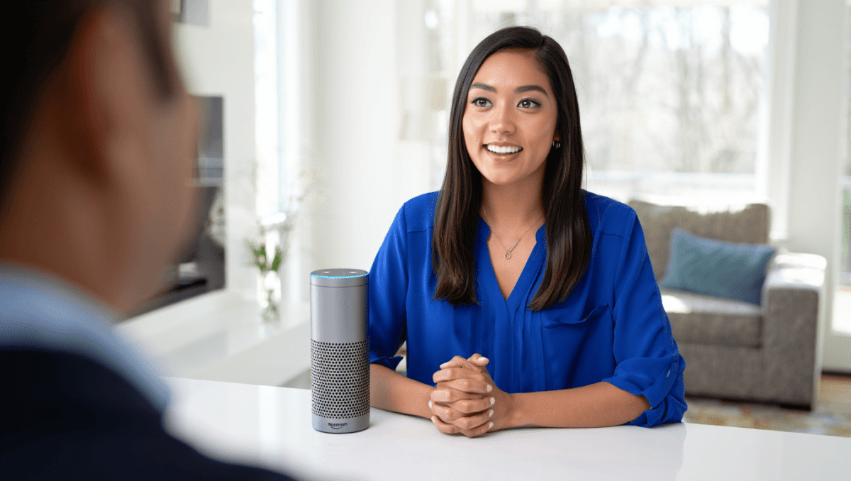 Dispositivo Amazon Echo de Alexa sobre un mueble