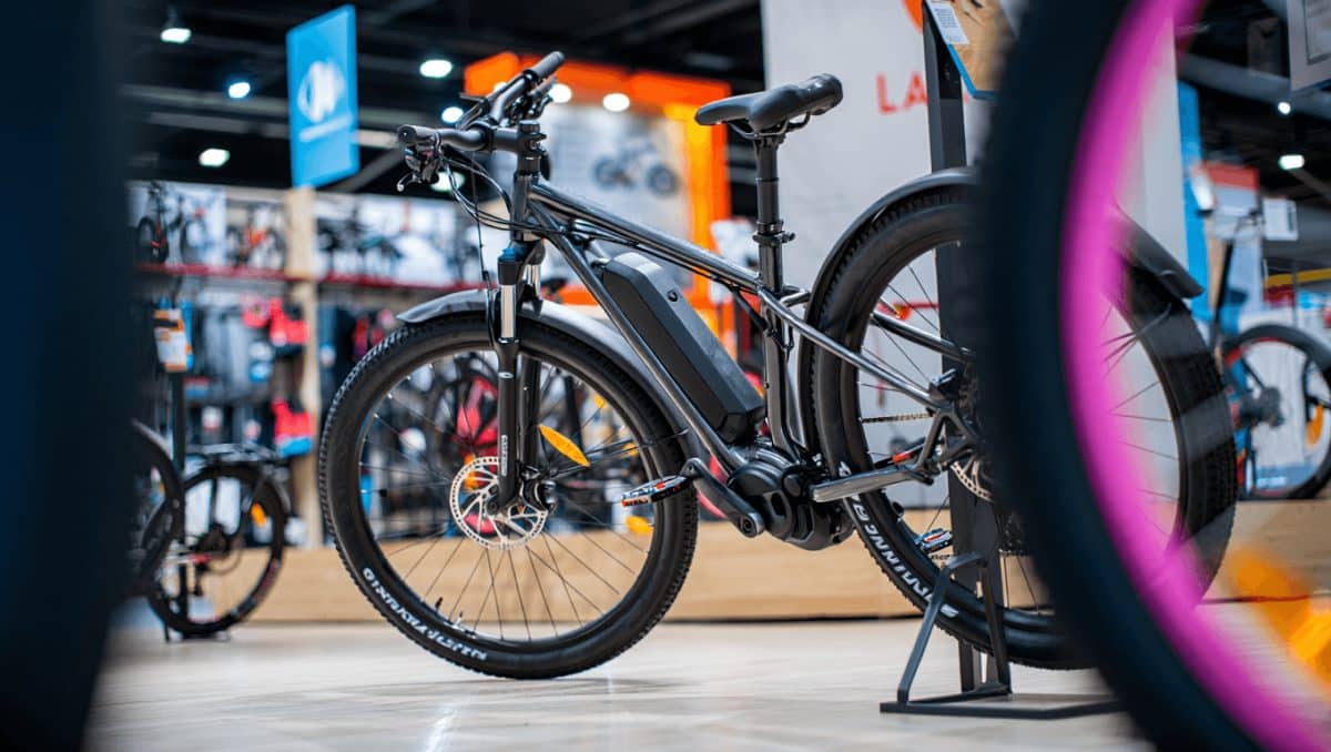Carrefour rebaja de 1.500 a menos de 600 euros la bicicleta eléctrica con gran autonomía, resistente al agua y apta para todos los terrenos
