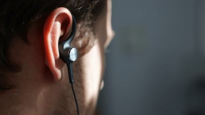 Se colocan detrás de la oreja y quieren controlar tu móvil: filtrado el extraño diseño "nunca visto" del primer dispositivo de ChatGPT