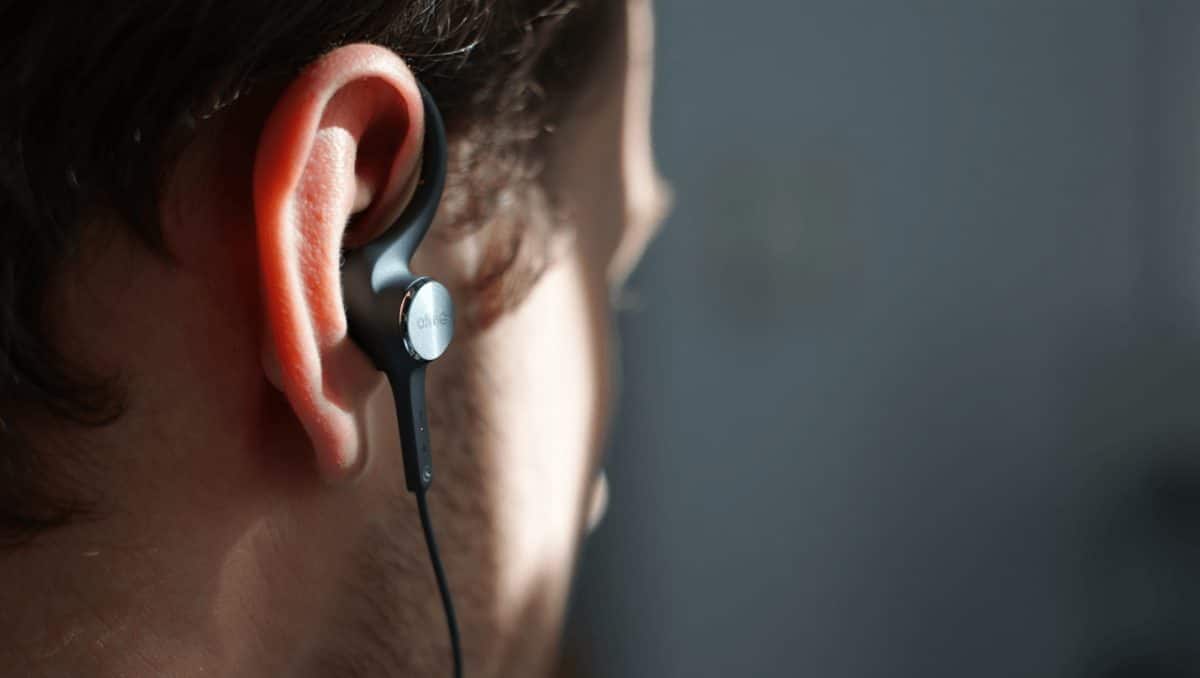 Se colocan detrás de la oreja y quieren controlar tu móvil: filtrado el extraño diseño "nunca visto" del primer dispositivo de ChatGPT