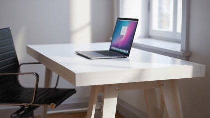 JYSK liquida a mitad de precio la mesa de escritorio moderna, fácil de montar y firme para trabajar mejor