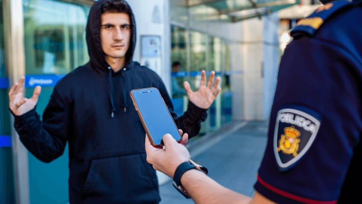 Hasta tres años de cárcel por robar un móvil: la nueva ley que quiere castigar a los ladrones que roban una y otra vez