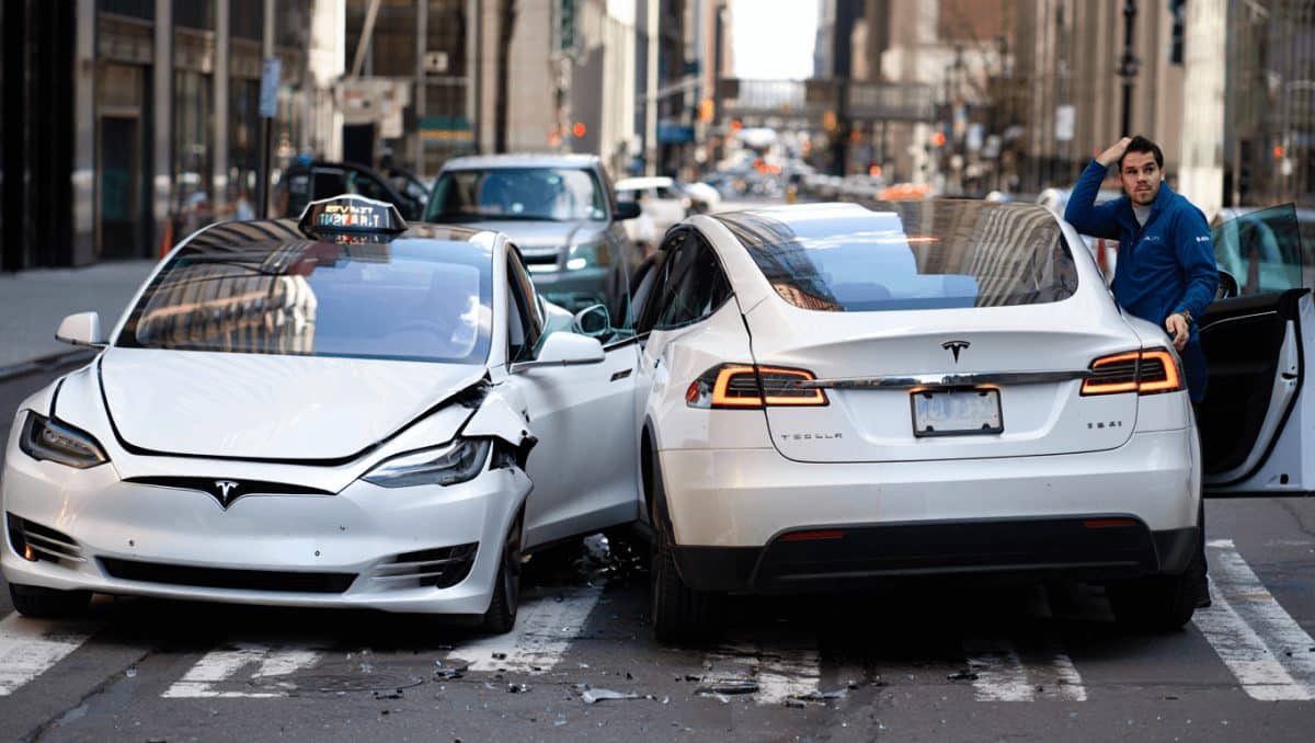 Robotaxis de Tesla se estrellan cuatro veces más que un conductor humano, según este informePor Juan Ríos
