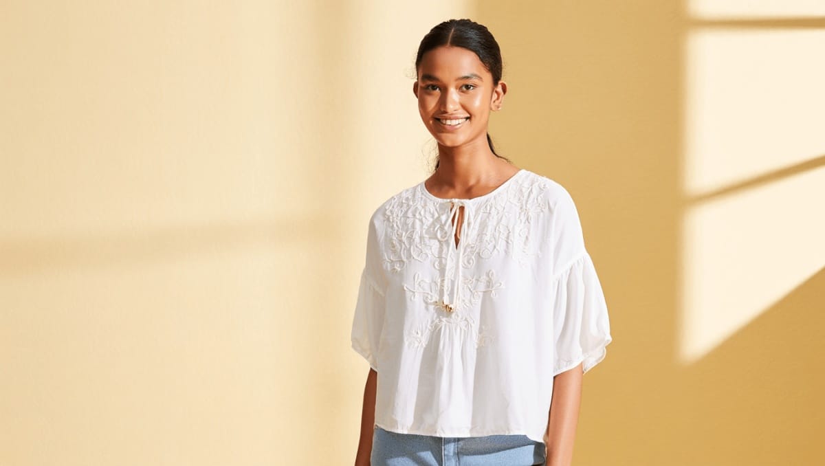 
     La blusa holgada que las pijas con estilo agotarán en Zara para llevar con jeans y bailarinas esta primavera    