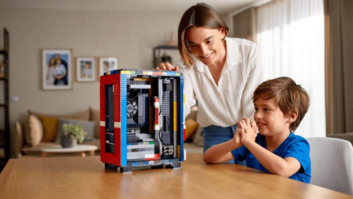 Un niño de cinco años y su madre construyen una carcasa de PC funcional con piezas de LEGO para hacerle el regalo más adorable a su padre