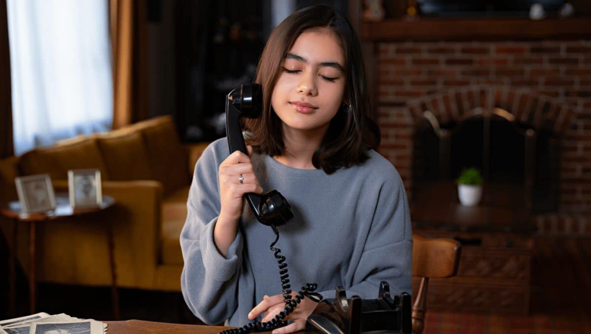 La Gen Z siente nostalgia por lo que no vivió y se está notando en una cosa: el regreso del teléfono fijo