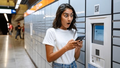 El Metro de Madrid ahora también recoge tus paquetes. Solo necesitas llevar tu móvil y un QR especial