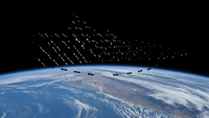 El Sol se "apaga" y obliga a Elon Musk a actuar: Starlink moverá 4.400 satélites para evitar un desastre de basura espacial