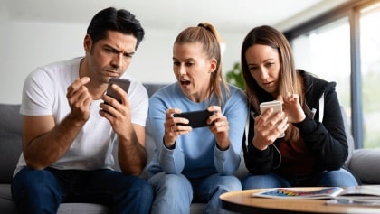 La psicología explica por qué hay adultos que disfrutan jugando en el móvil al Tetris o la Serpiente