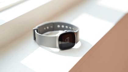 El principio del fin de las pantallas. Fitbit Air es la nueva pulsera de Google al estilo Whoop sin pantalla ni botones