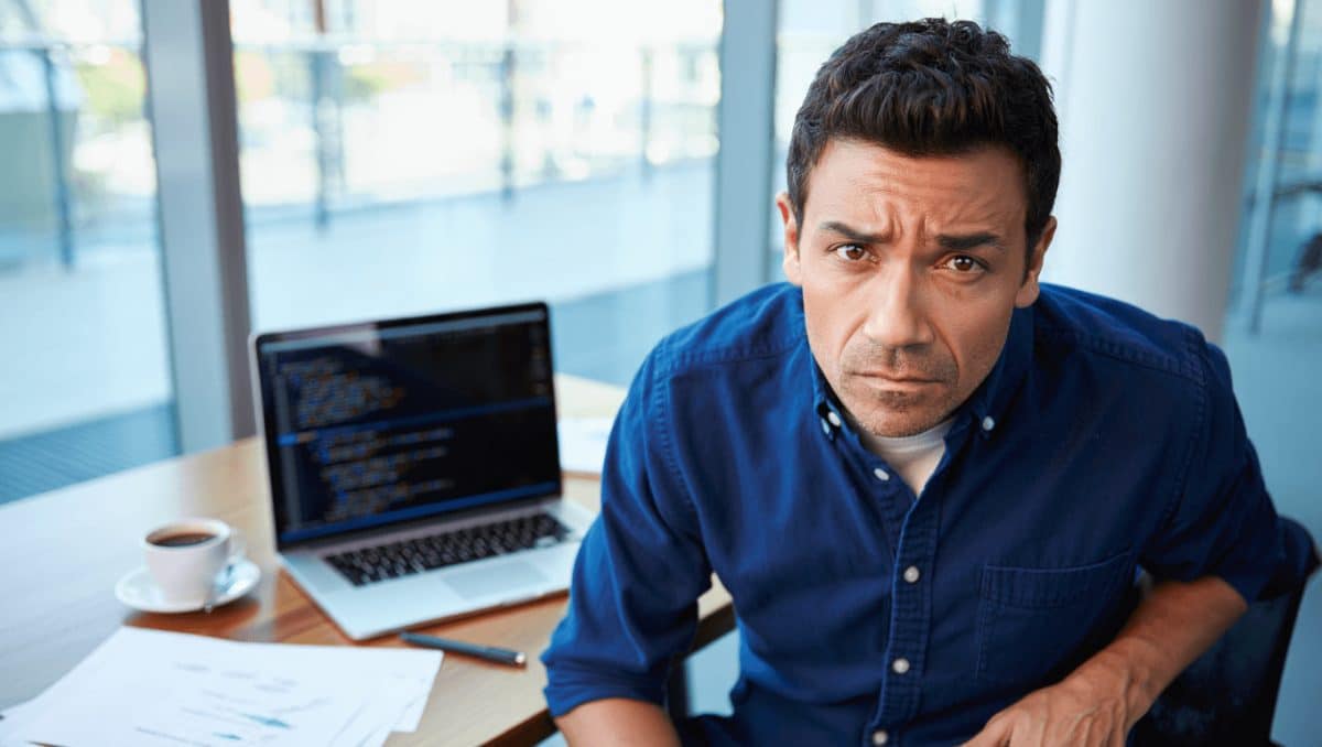 Ni los programadores están a salvo: el "Padrino de la IA" avisa de que en 2026 la tecnología hará el trabajo de meses en segundos