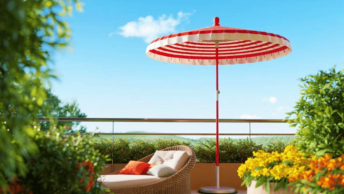 Lidl lanza la sombrilla con un toque de lujo que es ideal para protegernos del sol en la terraza o el balcón