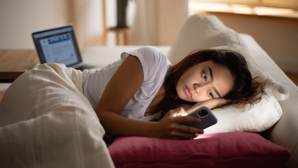 La neurociencia tiene malas noticias: tumbarte en el sofá a mirar el móvil en realidad cansa el doble