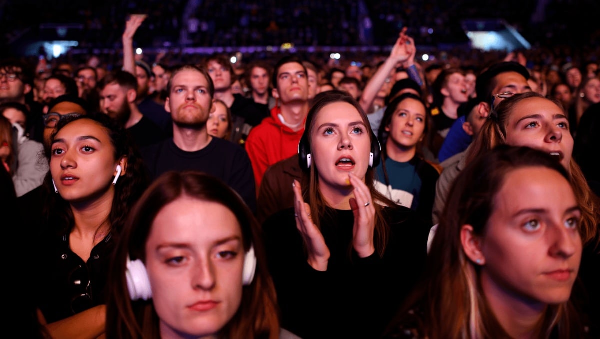 No es una moda: mucha gente va a los conciertos con los AirPods en las orejas y hay una explicación sencilla