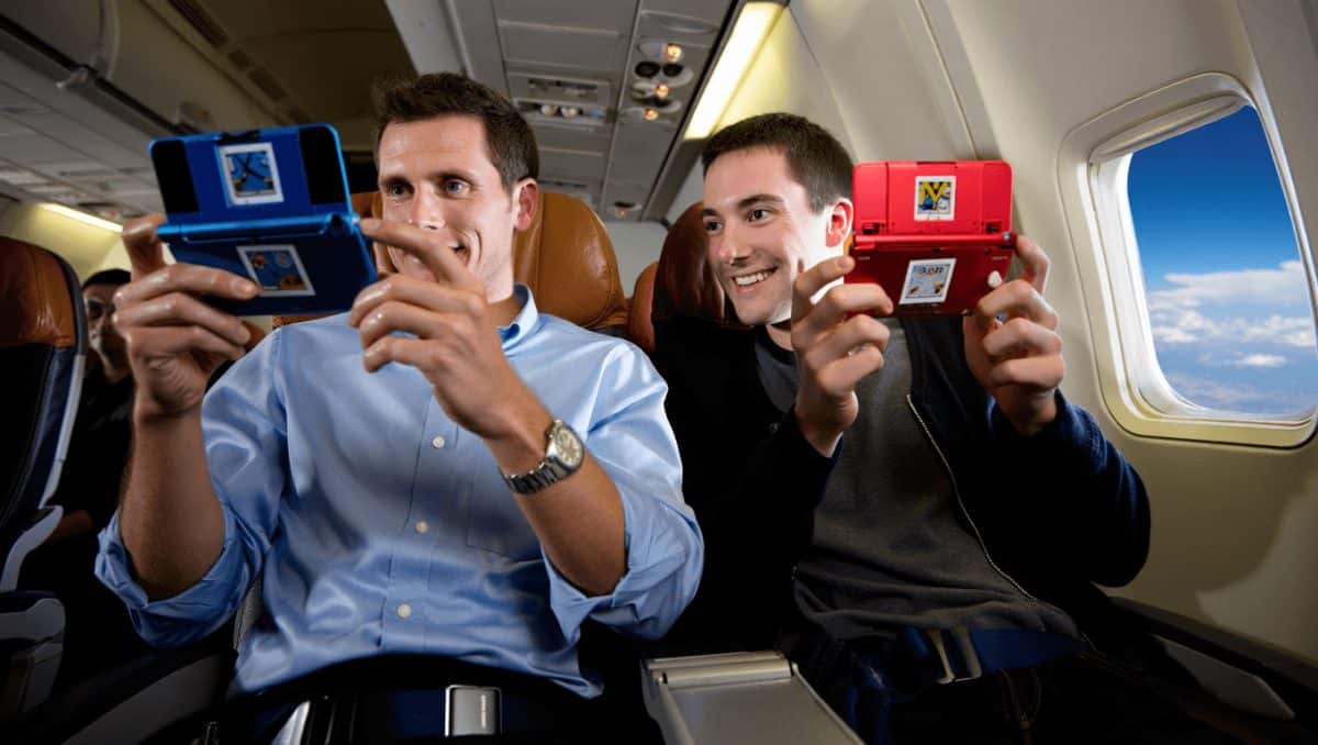 Un fan de Pokémon HeartGold está jugando con su 3DS en un avión, pero la casualidad quiso que la persona a su lado jugara con la otra versión