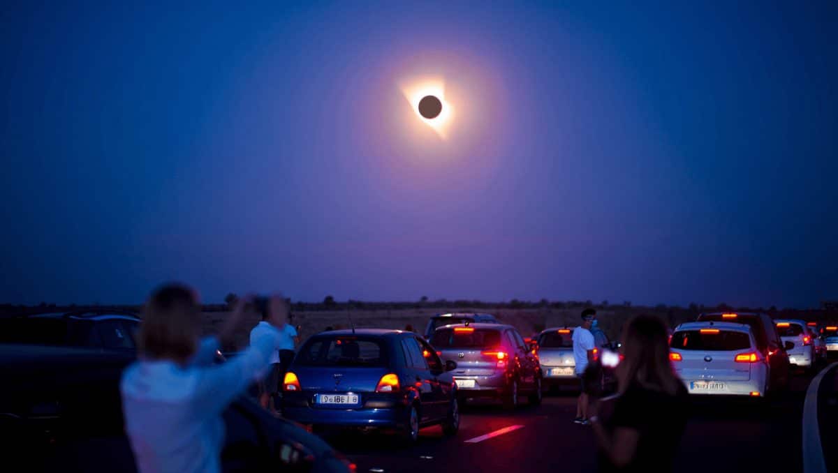 El eclipse solar será un desafío para las carreteras de media España. Tu móvil se enfrenta a un reto todavía mayor