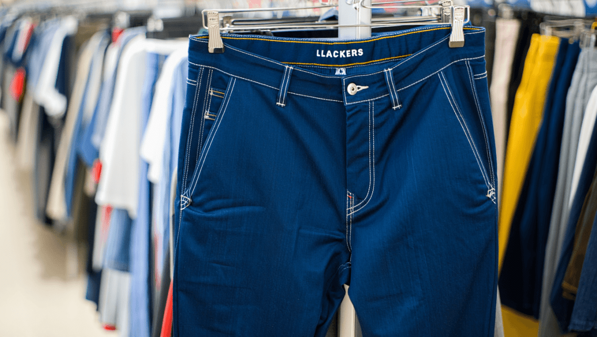 El Corte Inglés estrena hoy lunes en su outlet una liquidación de pantalones Dockers al 70% y 80% de descuento