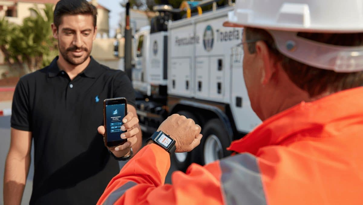 El experimento de Motril ante la amenaza de una nueva ola de calor: regalar pulseras inteligentes a su servicio de limpieza