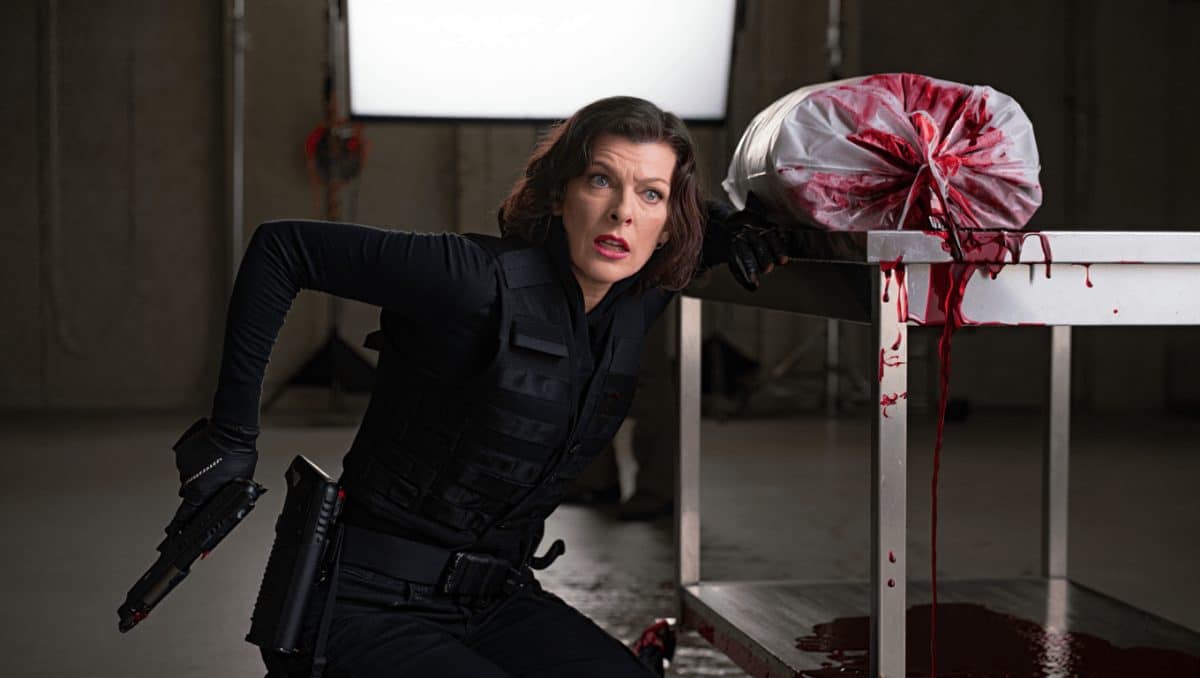 Es una de las escenas más brutales del tráiler de la nueva película de Resident Evil, pero fue tan peligrosa que su protagonista estuvo a centímetros de morir aplastado
