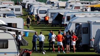 Un asentamiento ilegal de 80 caravanas han dejado a 650 deportistas sin sus campos de rugby. El club estalla: “Ha llegado el momento de actuar”