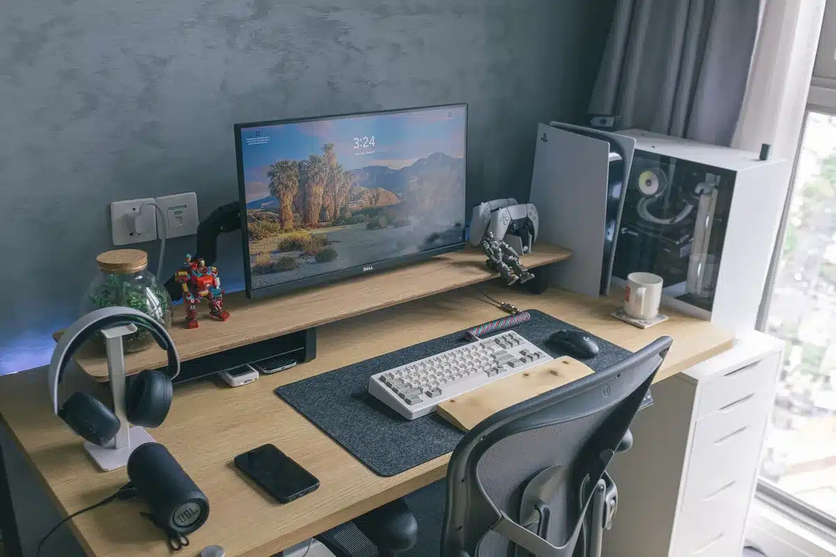 Escritorio gaming con monitor, periféricos y configuración competitiva lista para jugar