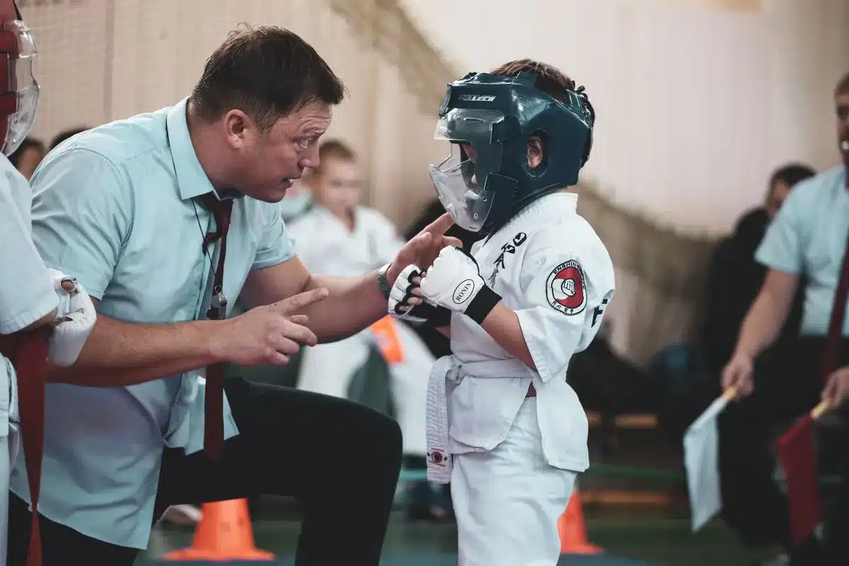 Un mayordomo entrenando en técnicas de combate y defensa personal en una mansión