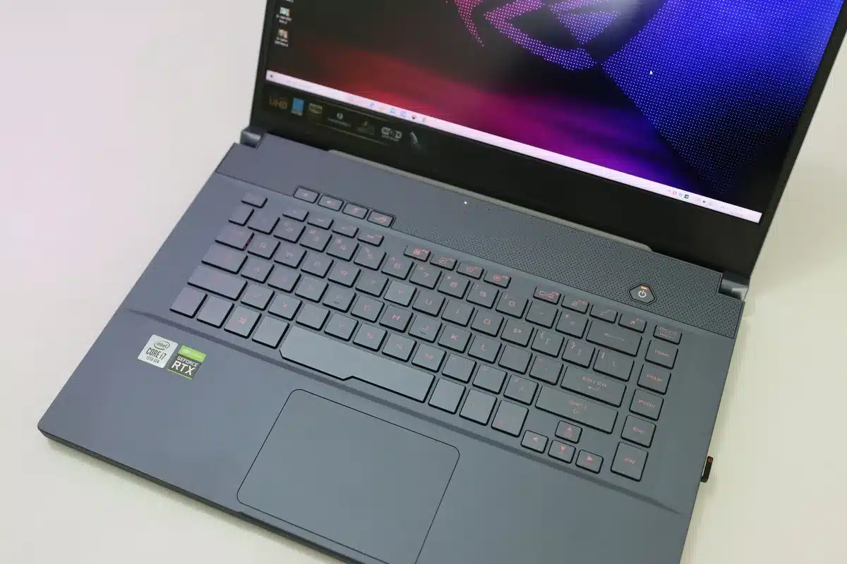 Teclado de dise&ntilde;o compacto con iluminaci&oacute;n RGB personalizable y l&iacute;neas limpias