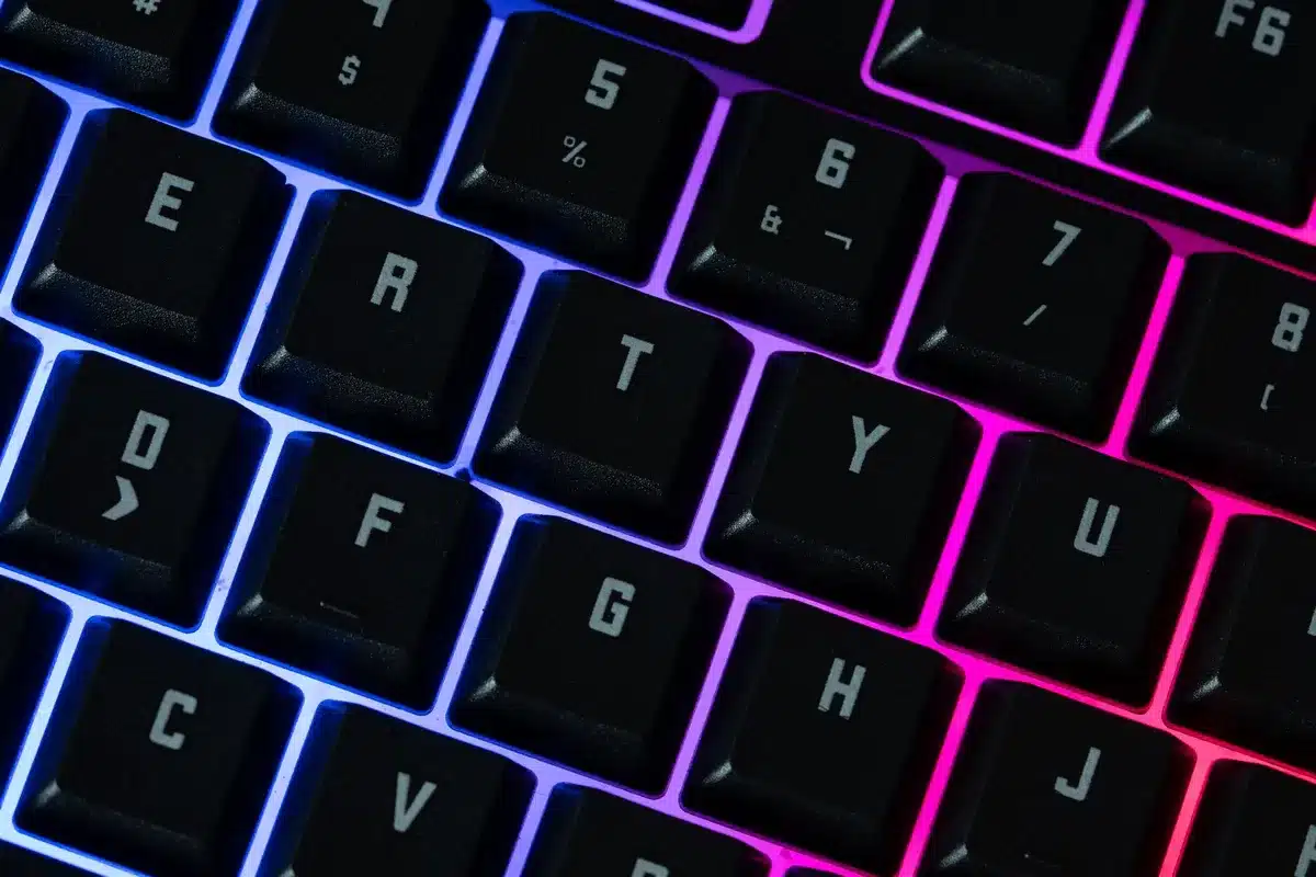 Teclado de perfil bajo con iluminación RGB en ambiente oscuro de juego