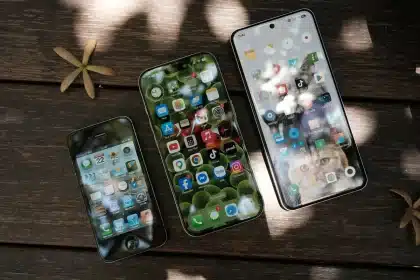 Teléfono móvil compacto con pantalla encendida y etiqueta de precio