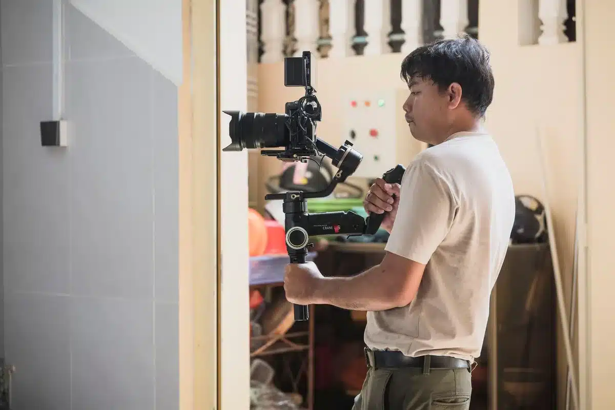 C&aacute;mara profesional con estabilizaci&oacute;n gimbal grabando una escena de cine