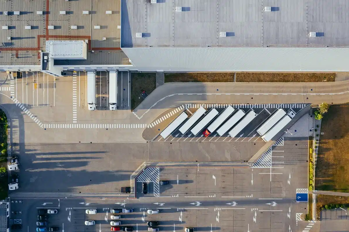 Línea de producción de componentes electrónicos en fábrica moderna
