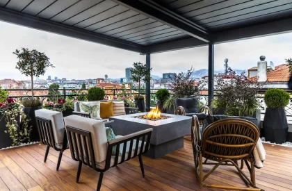 Conjunto de muebles de jardín con sofá y sillones alrededor de una mesa en terraza exterior