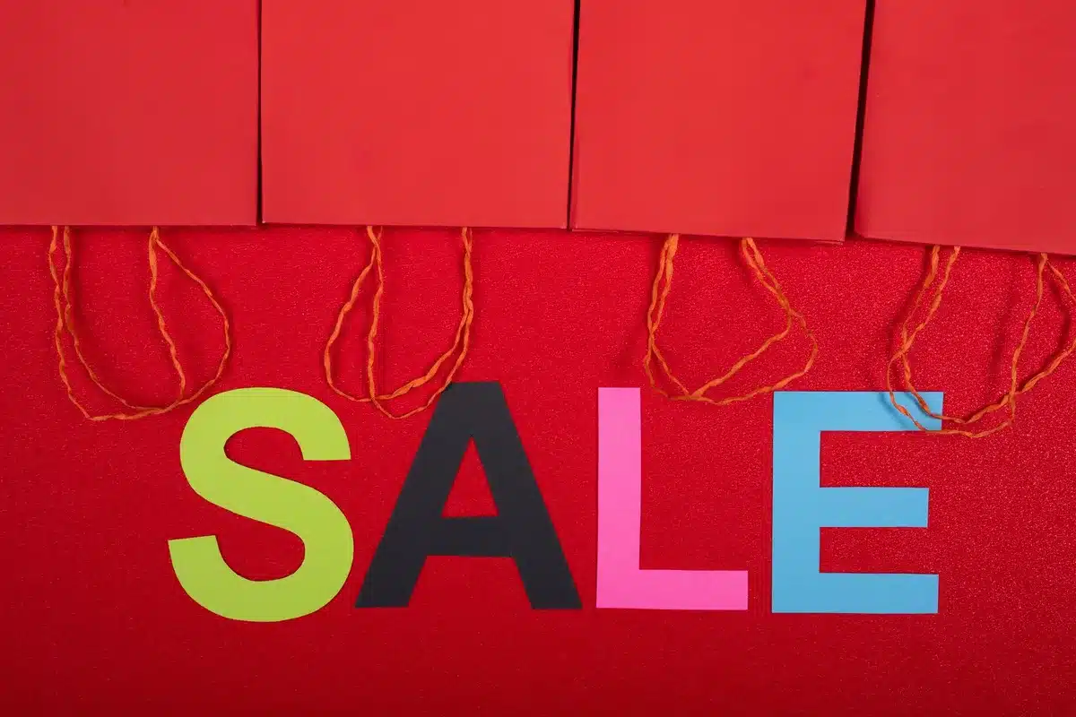 Etiquetas de descuento y promoción colgadas en tienda outlet