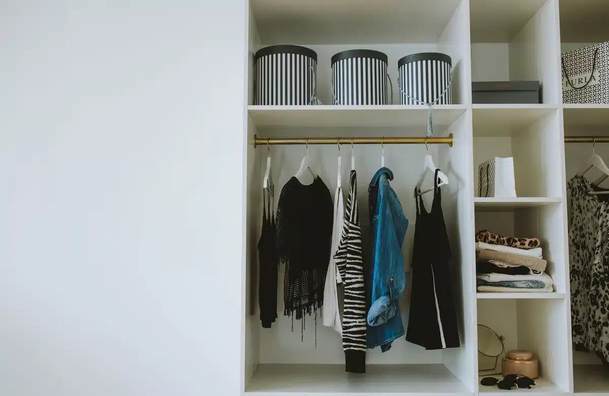 Cajas de tela plegables y apilables para organizar armarios y estanter&iacute;as
