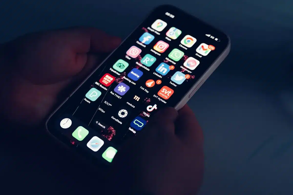 Luces LED traseras de un teléfono móvil iluminadas para mostrar notificaciones de contactos