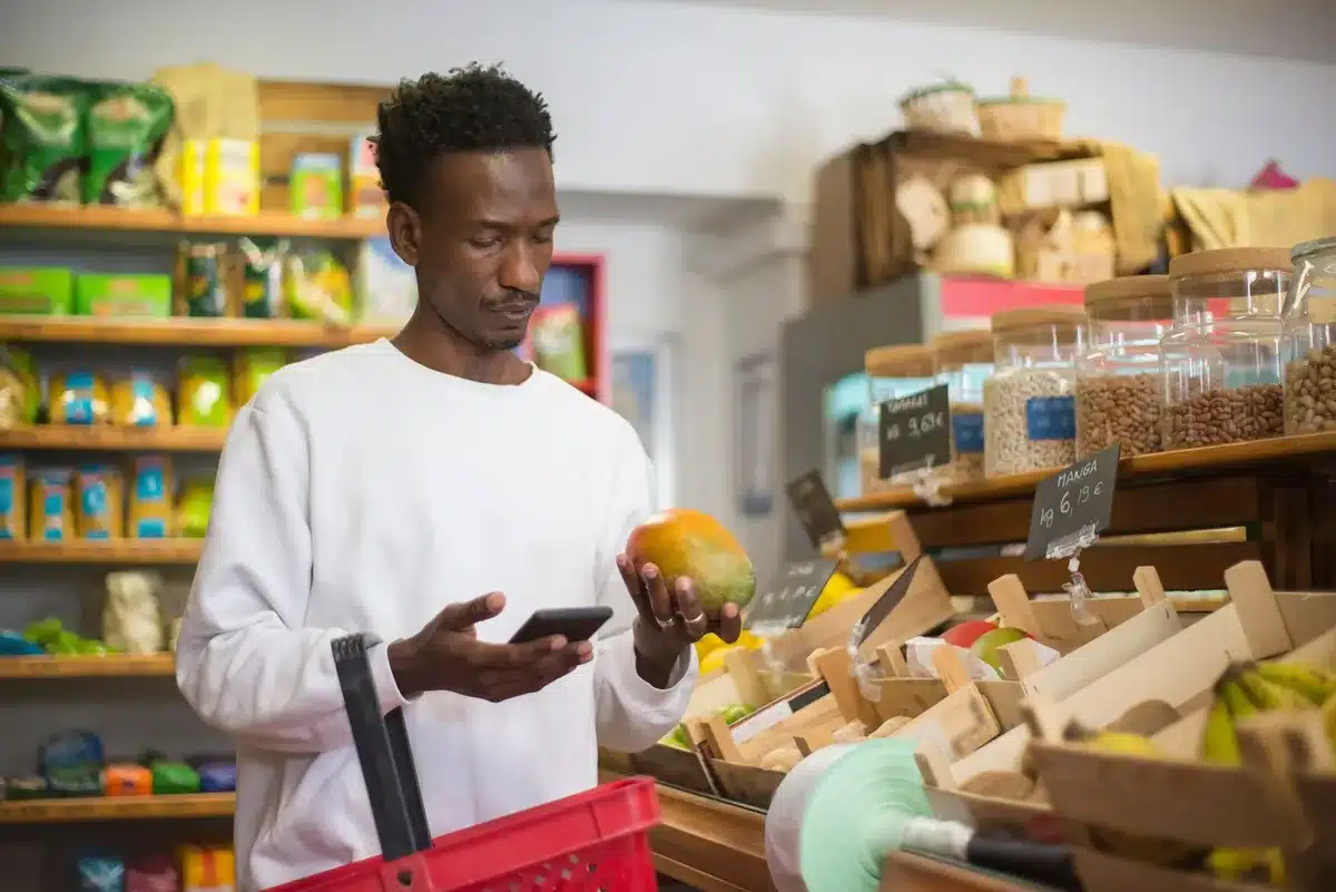 Carrito de compra en Amazon con un smartphone y etiqueta de precio en descuento