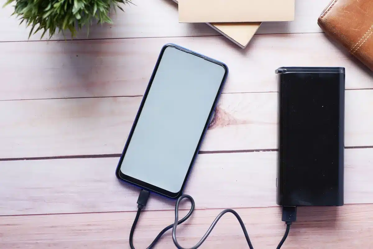 Cable de carga rápida conectado a un smartphone moderno durante la carga