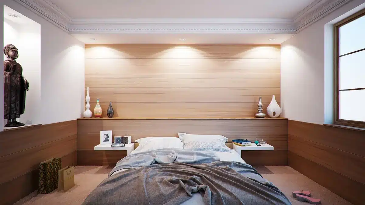 Cajas de almacenaje de tela apiladas bajo una cama en un dormitorio ordenado