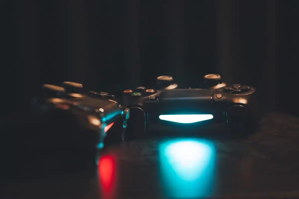 Escena de juego con iluminaci&oacute;n dram&aacute;tica y contraste entre luz y sombra en un entorno hostil