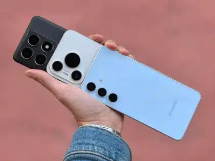 Módulo de cámaras trasero de un smartphone con diseño minimalista sobre superficie neutra