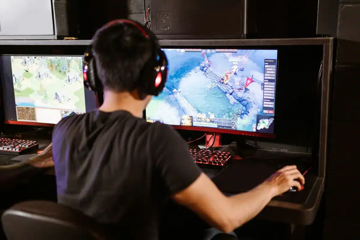 Monitor gaming compacto en escritorio con teclado y rat&oacute;n durante partida competitiva