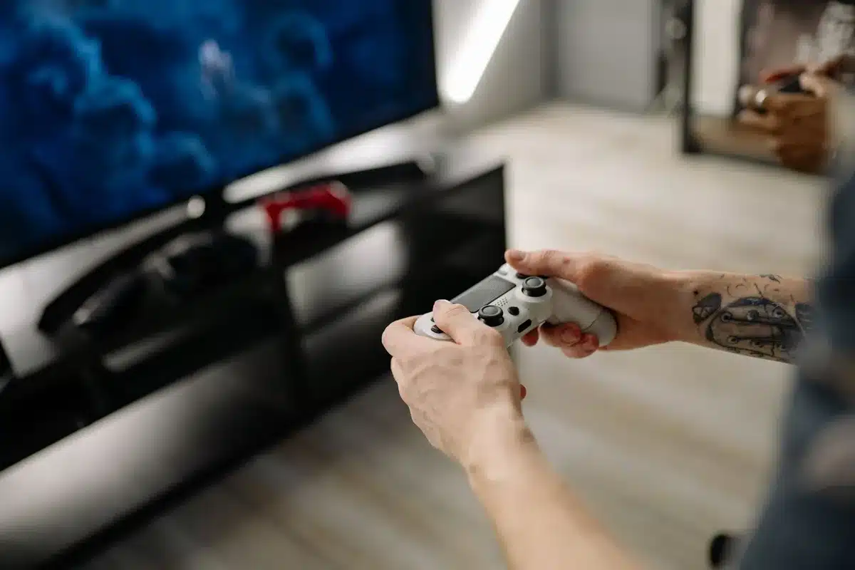 Programador trabajando en sistemas de inteligencia artificial y comportamiento de enemigos para videojuegos