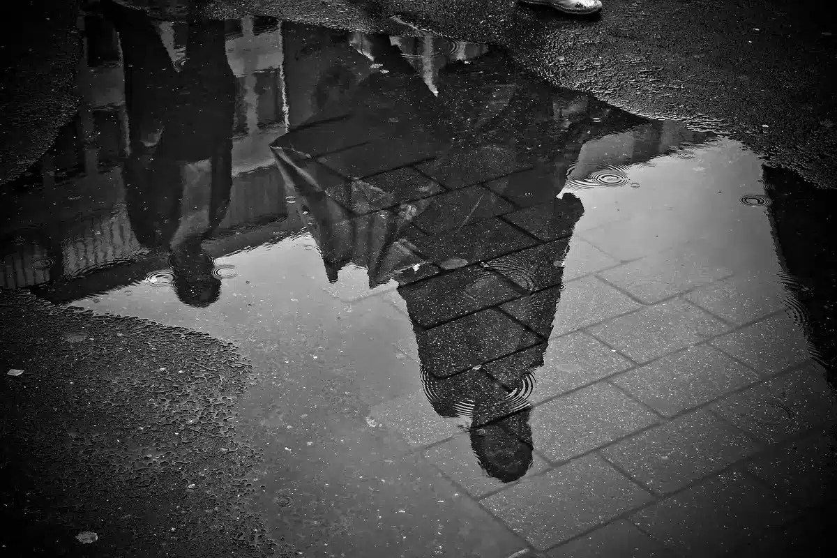 Zapatillas sobre pavimento húmedo representando resistencia a lluvia leve