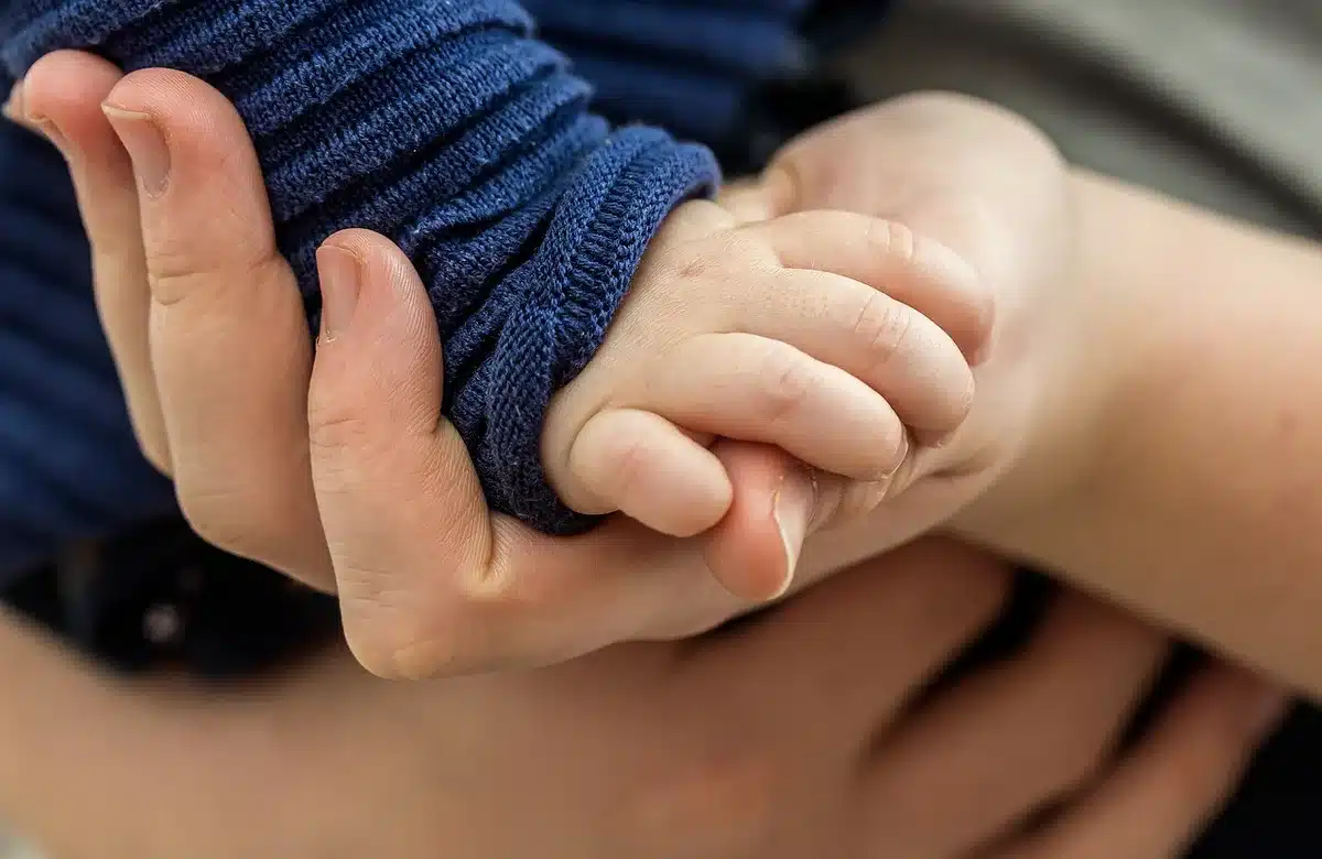 Detalle de manos sujetando un mando mostrando agarre y acabado