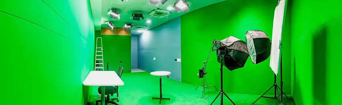 Interior de estudio de videojuegos vacío con escritorios y pantallas apagadas