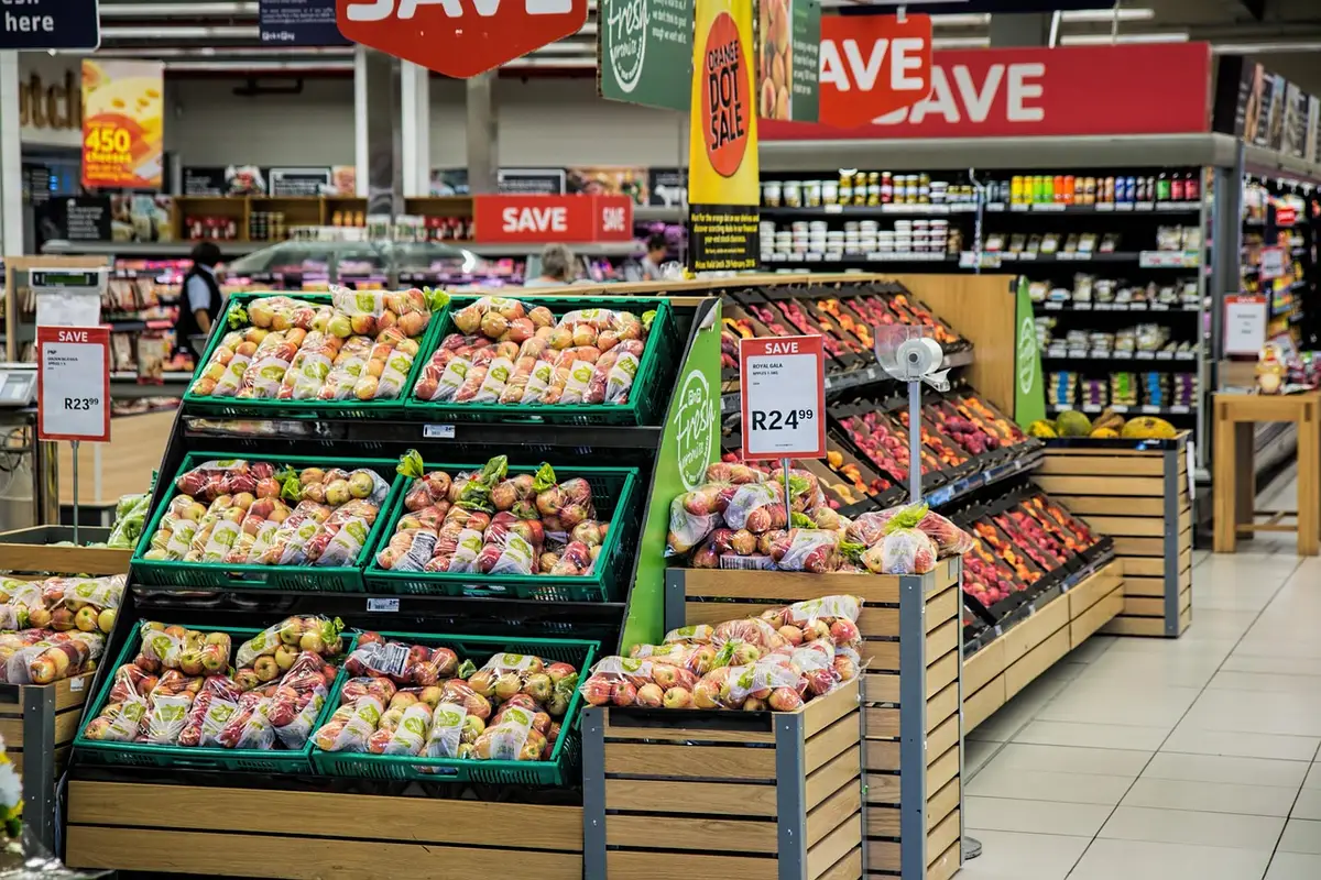 Local comercial vacío con escaparate sin productos, reflejando cierre de tienda física