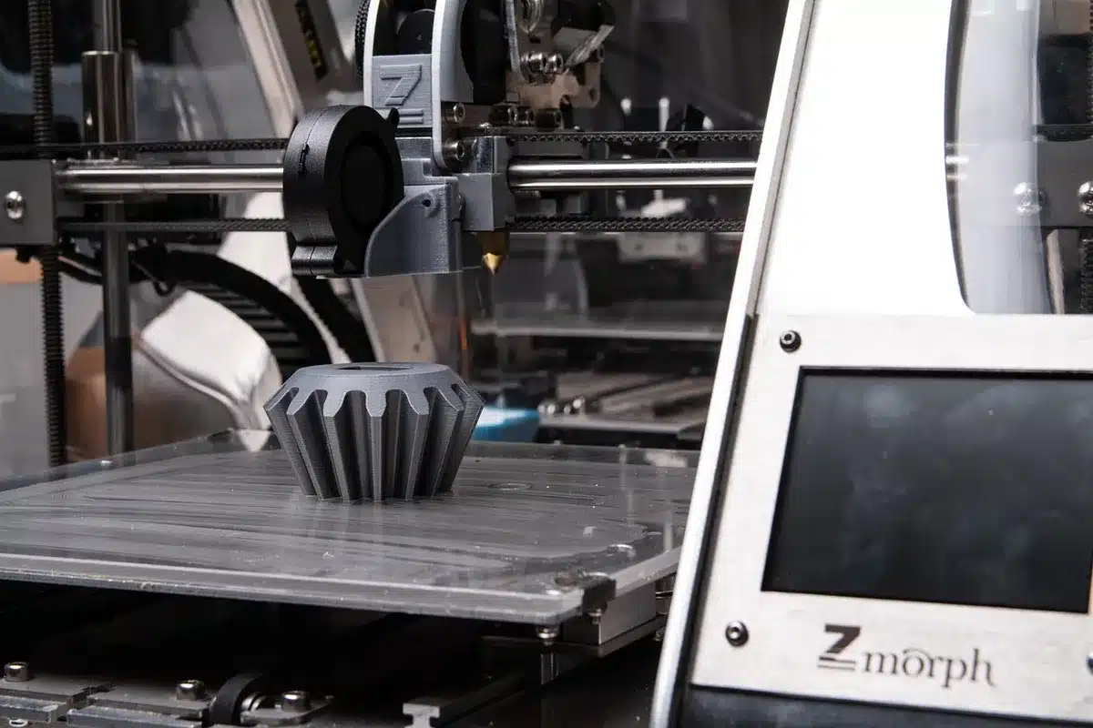Detalle del chasis reforzado de una impresora 3D con paneles cerrados y componentes de alta estabilidad