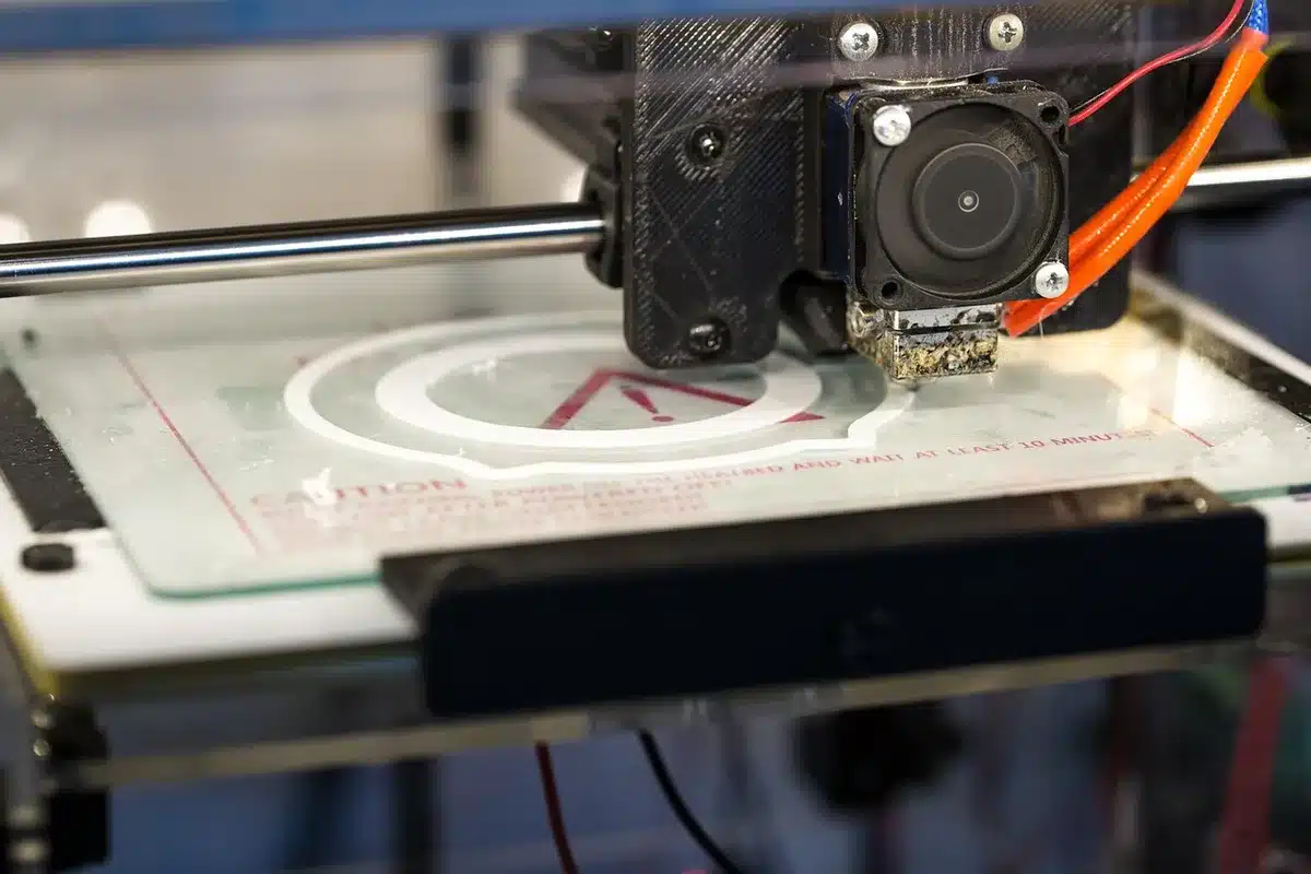 Piezas impresas en 3D de distintos materiales mostrando calidad de detalle y acabado superficial